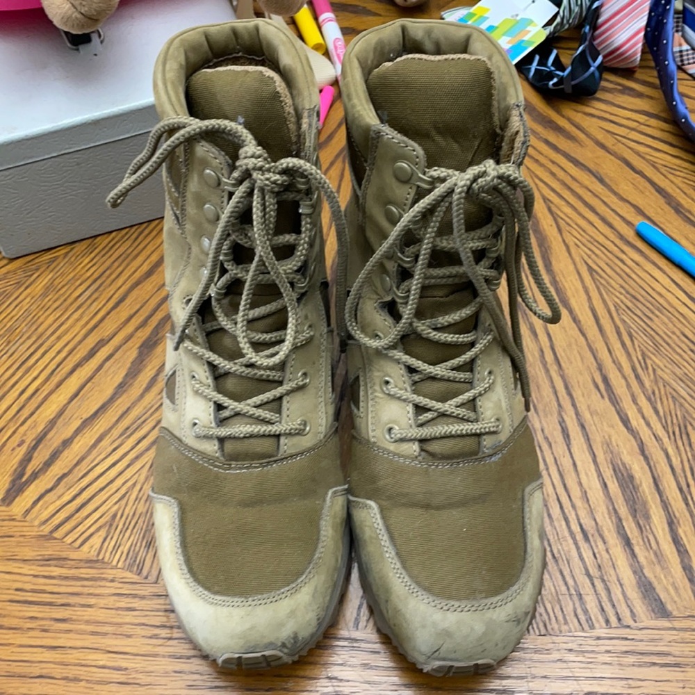 Men’s tactical boots. Size 9.